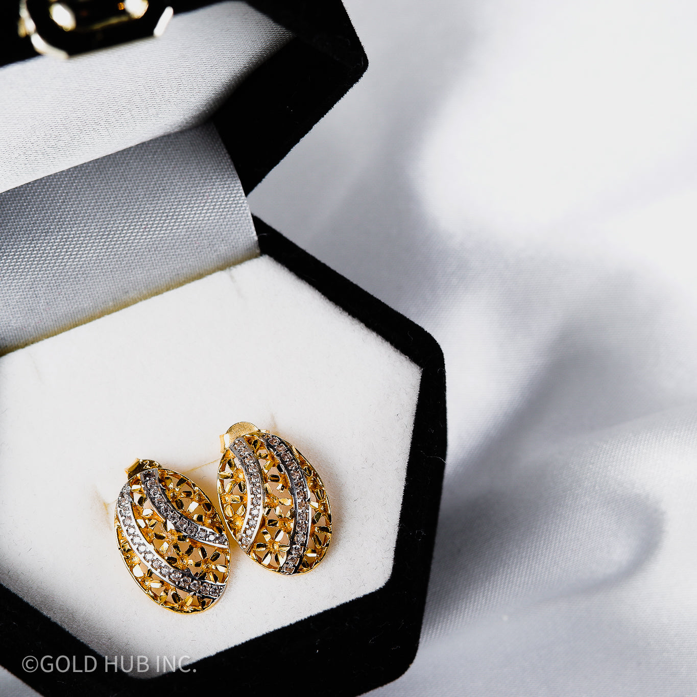 22 K. Floral Patterned Pure Gold Earrings