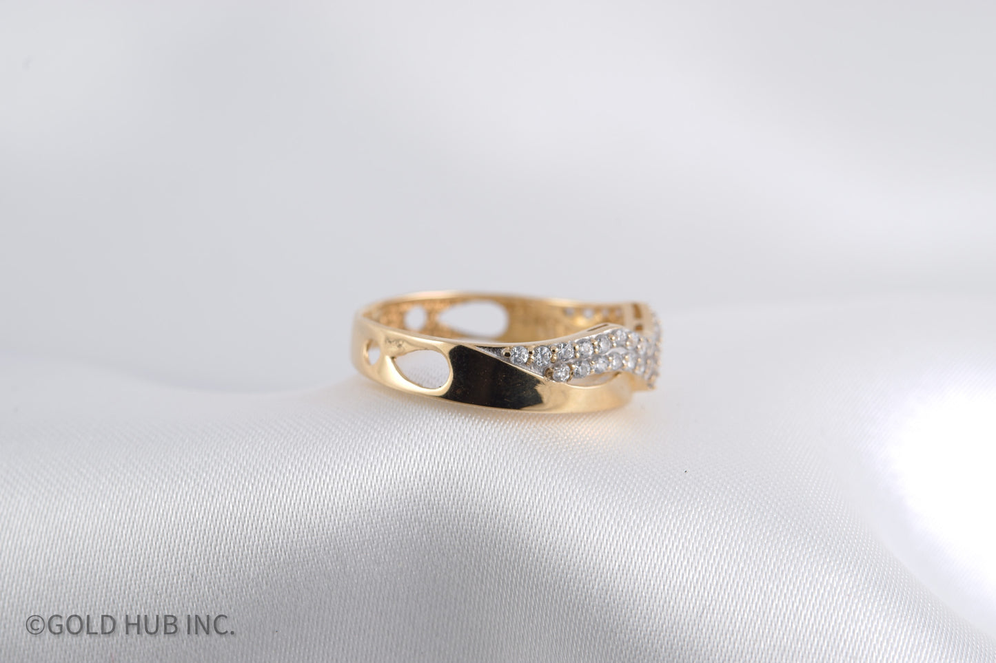 Gold Hub's Classic Curved Band Ring in 18K Yellow Gold